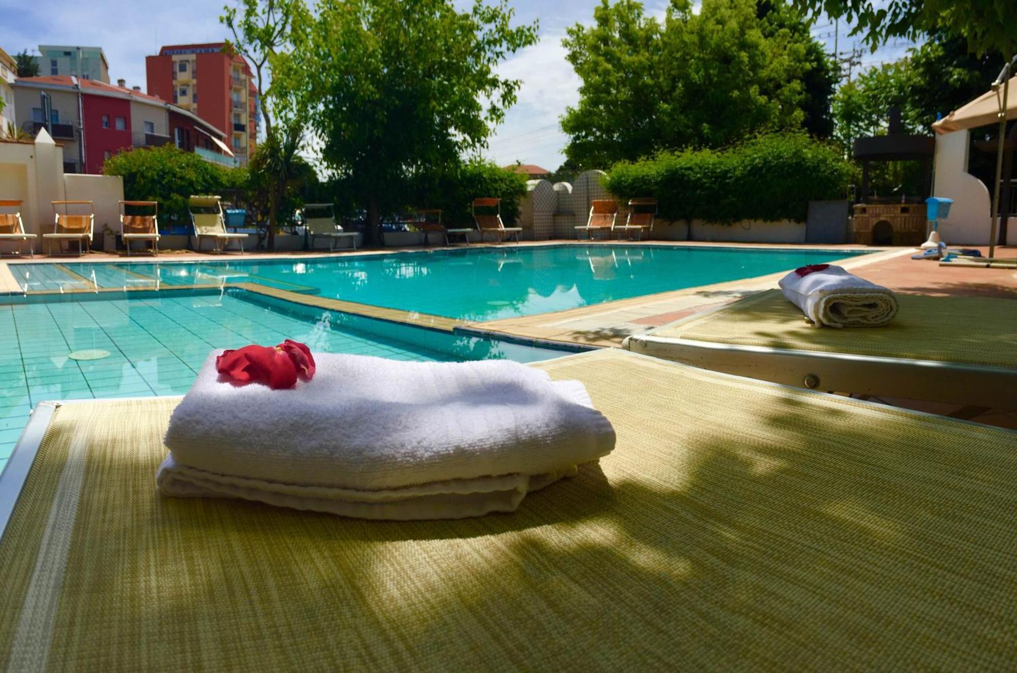 Hotel Mehari Риччоне Экстерьер фото