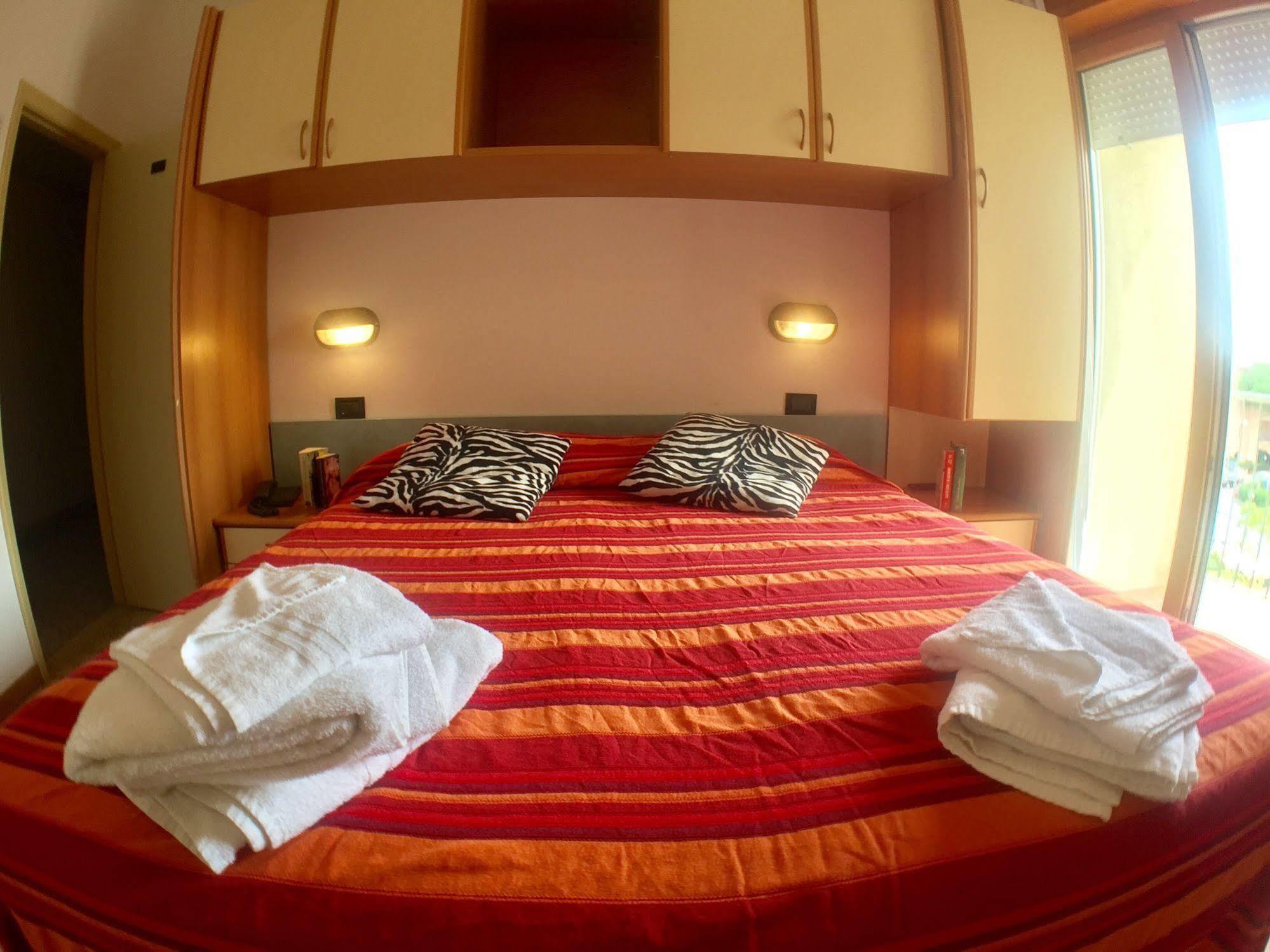 Hotel Mehari Риччоне Экстерьер фото