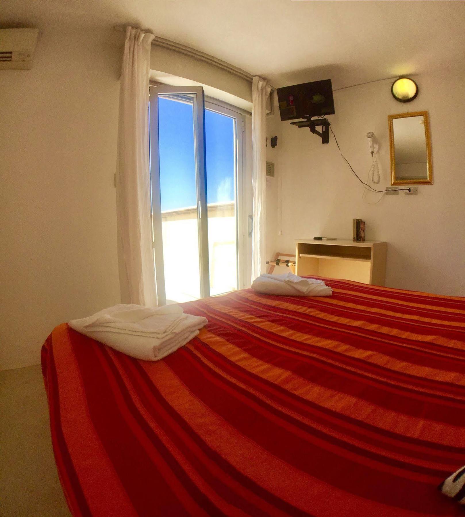Hotel Mehari Риччоне Экстерьер фото