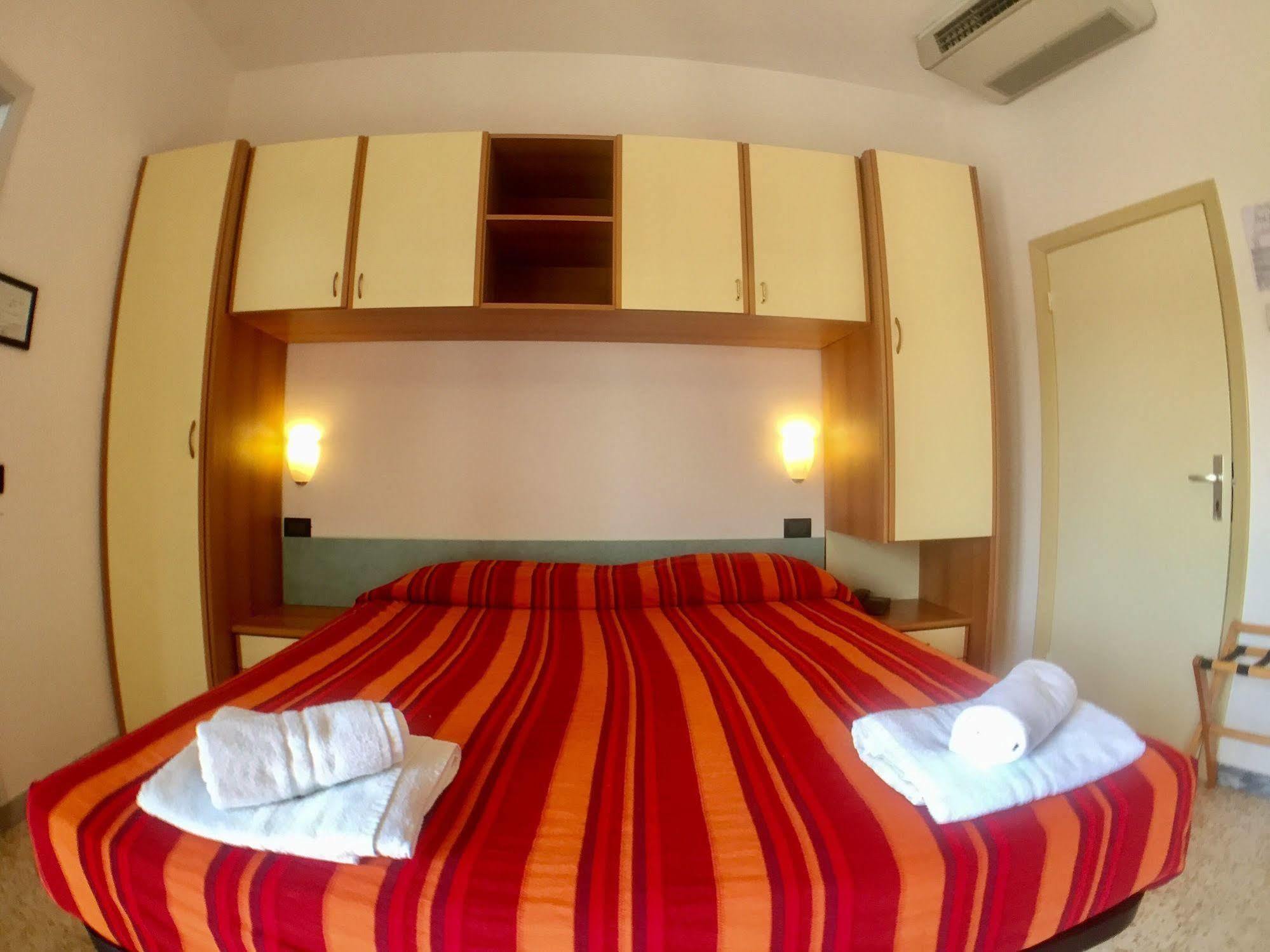 Hotel Mehari Риччоне Экстерьер фото