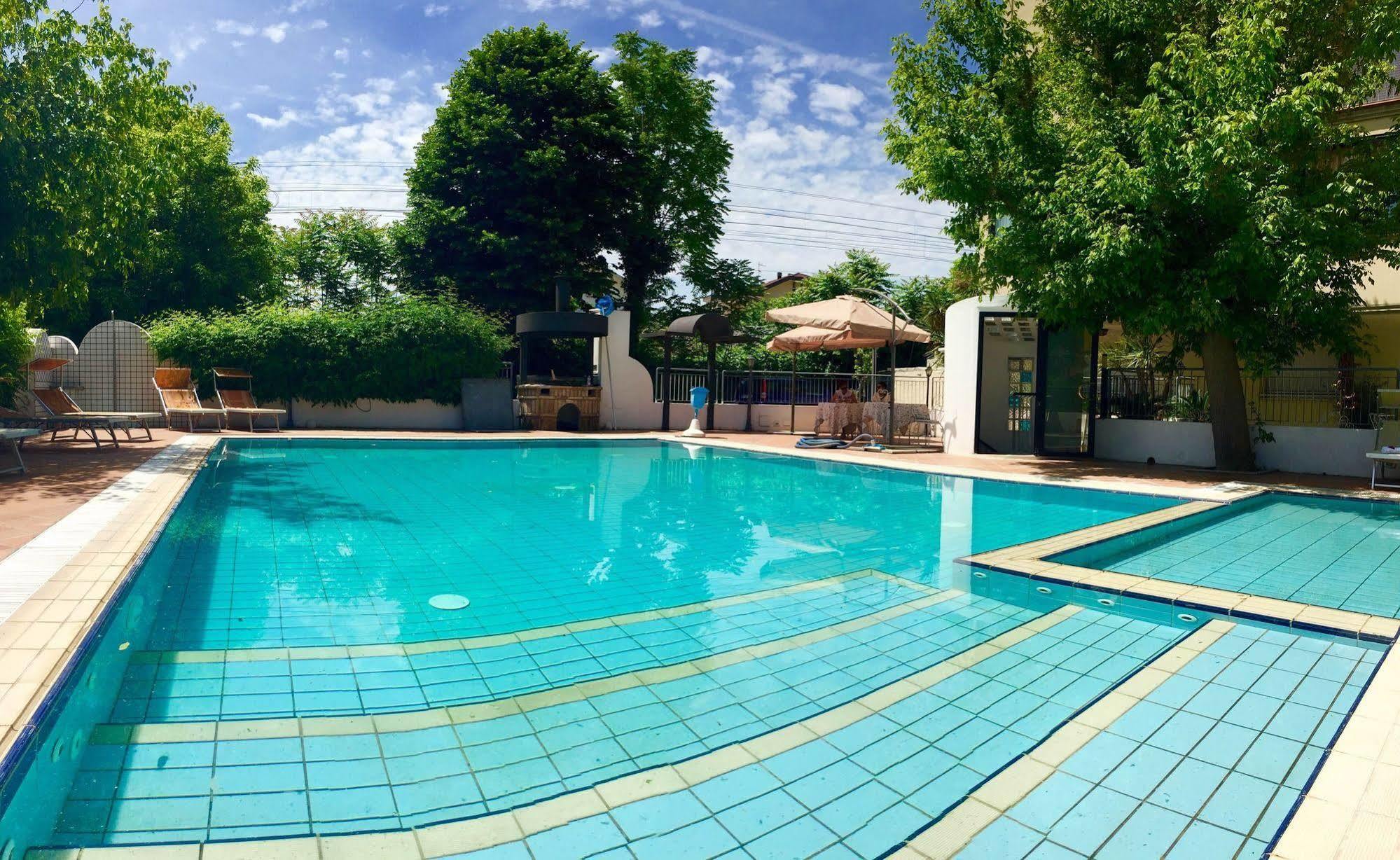 Hotel Mehari Риччоне Экстерьер фото